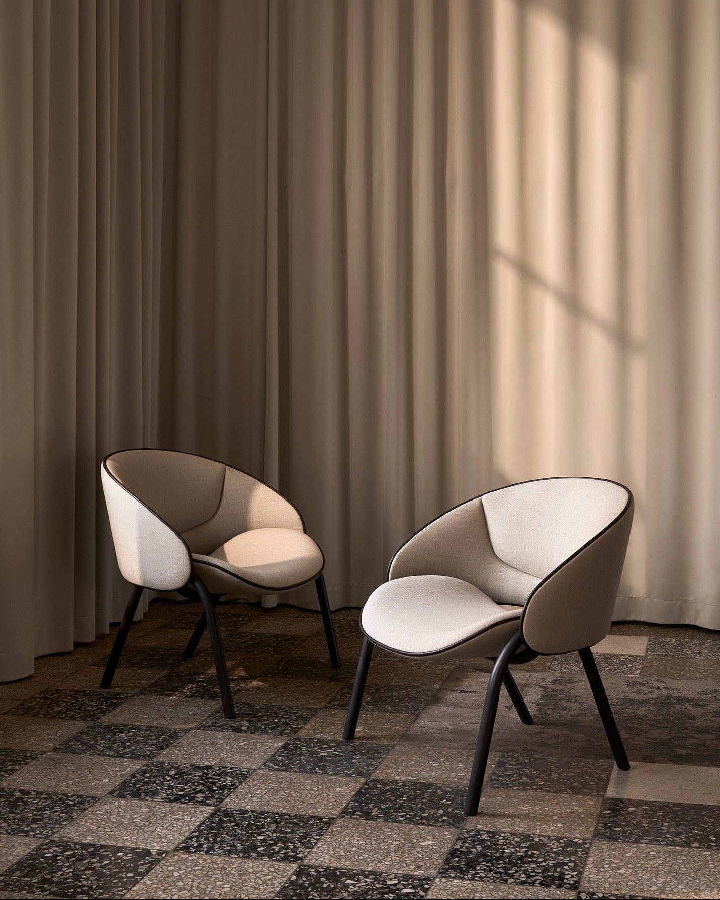 Folium Lounge Chair - With leather piping - Umber col. 61277