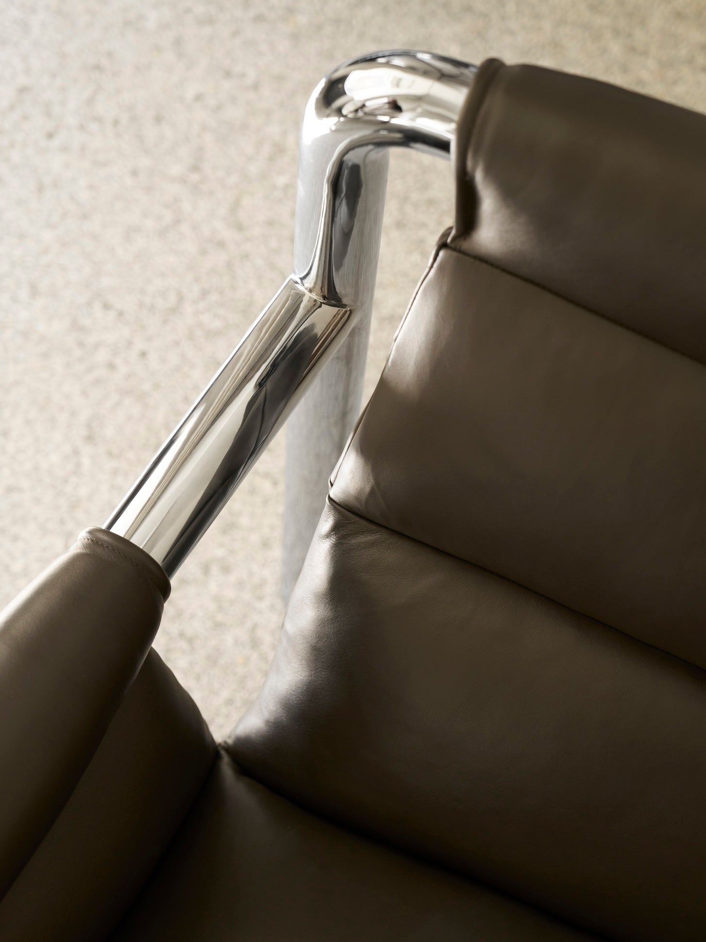 Atli Lounge Chair - Chrome-plated legs - Parma col. Graphite